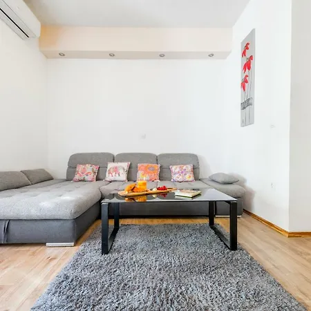Alena Luxury With Jacuzzi Apartment