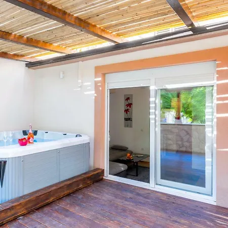 Apartament Tino Luxury With Jacuzzi *