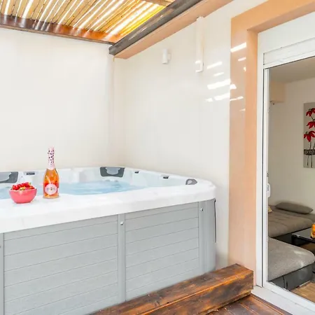 Alena With Jacuzzi Apartament *