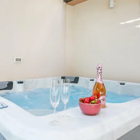 Alena Luxury With Jacuzzi Apartment *