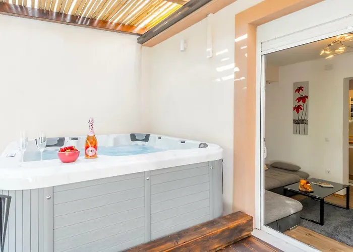 Alena With Jacuzzi Apartment *