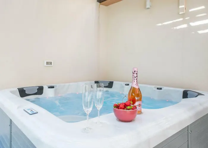 Alena With Jacuzzi Apartment *