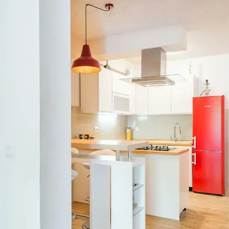 Alena With Jacuzzi דירה