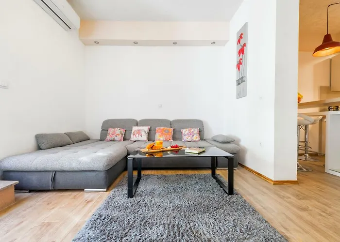 Alena With Jacuzzi 아파트