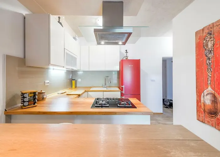 Alena With Jacuzzi 아파트 *